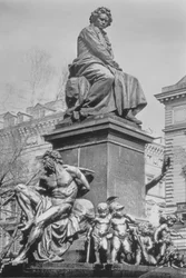 Denkmal für Ludwig van Beethoven, der Komponist sitzt auf einem Sockel über Figuren, die auf die Neunte Symphonie anspielen, von Kaspar Ritter von Zumbusch (1830-1915), 1880 (Bronze)